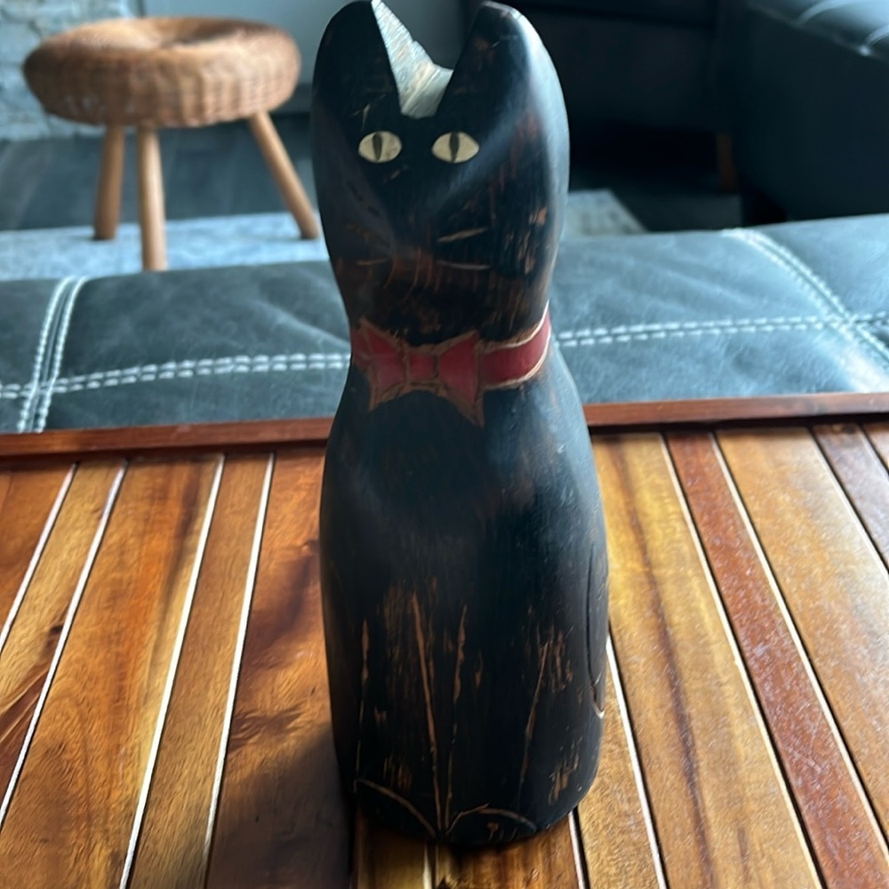 Wolf Creek Folk Art. wood. cat statue​
